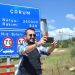 Barış Manço’dan esinlenip tabelalarla selfie çekti