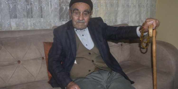 Bitlis’in 120 yaşındaki çınarı torunlarının torununu gördü