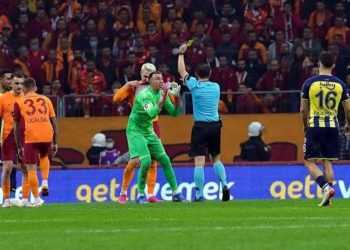 Fenerbahçe-Galatasaray derbisinde kartlar havada uçuşuyor
