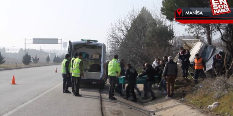 Manisa’da kamyonet, kazaya müdahale edenlerin arasına daldı