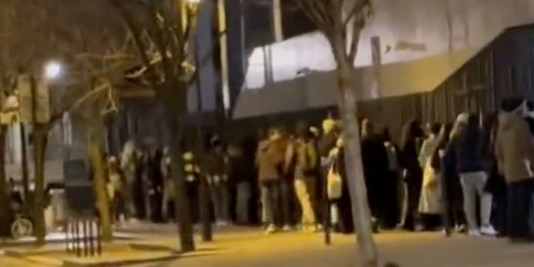 Paris’teki yüzlerce öğrenci, gıda yardımı için seferber oldu