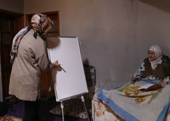 Rabia öğretmen, yarıyıl tatilinde evleri dolaşarak kadınlara okuma yazma öğretiyor
