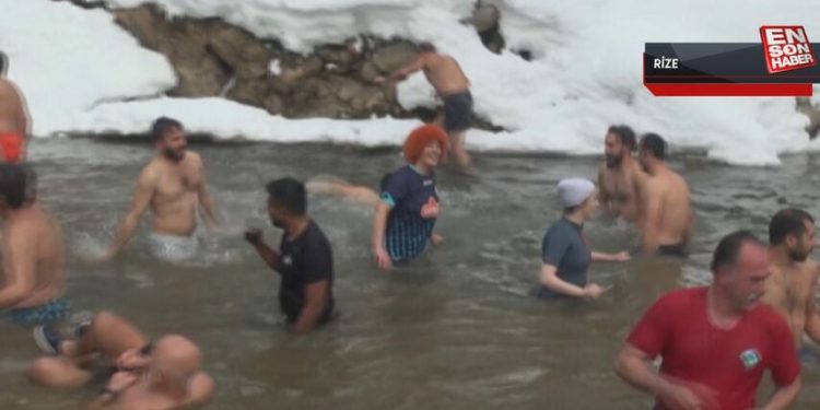 Rize’de soğuğa aldırmadılar, buz gibi suya girdiler