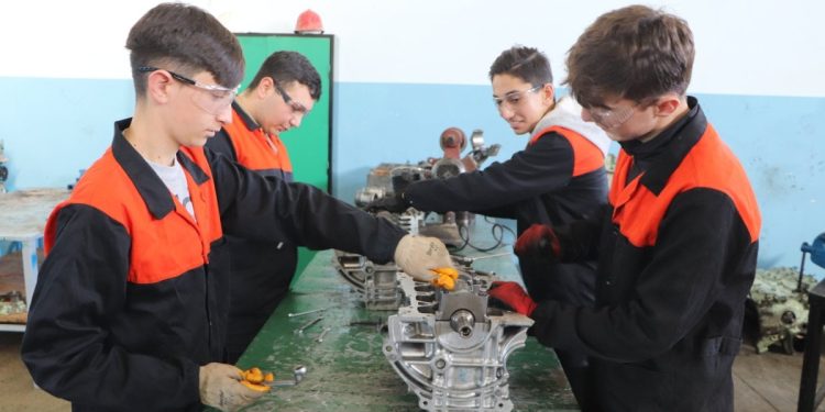 Samsun’da denizcilik lisesi mezunları, 2 bin dolarla işe başlıyor
