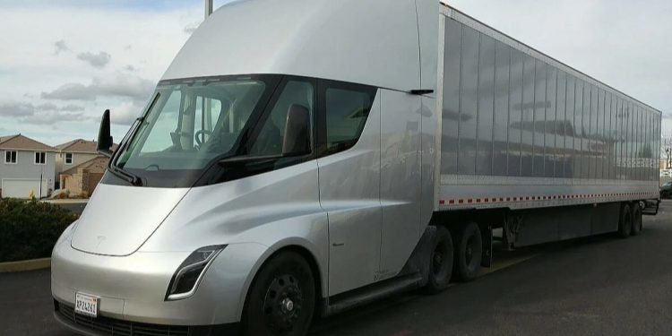 Tesla’nın elektrikli tırı Semi, yollarda kalmaya başladı