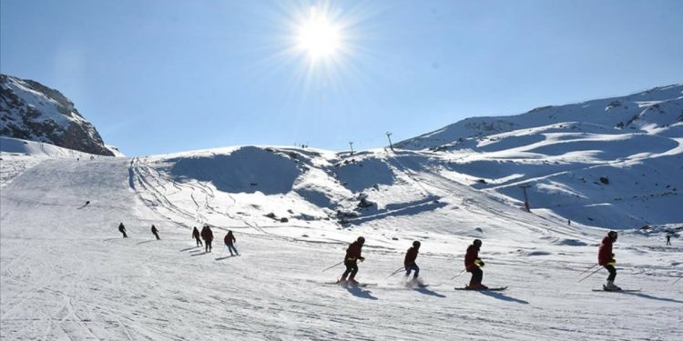Vanlı kayakçılar, Hakkari’deki kayak merkezinde antrenman yapıyor