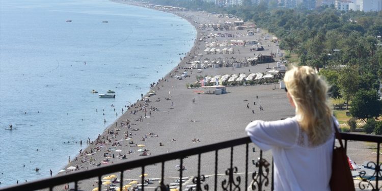 Antalya’yı sıcaklar terk etmedi! Sahillerde yoğunluk sürüyor…