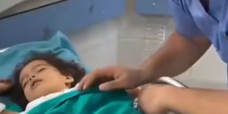Filistinli doktorun tüm ailesini kaybeden kız çocuğuna ninni söylediği anlar