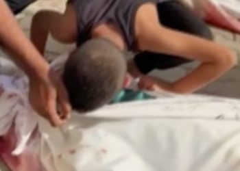 Gazze’ye roket saldırıları! Küçük çocuk kefenler arasında ailesini aradı…